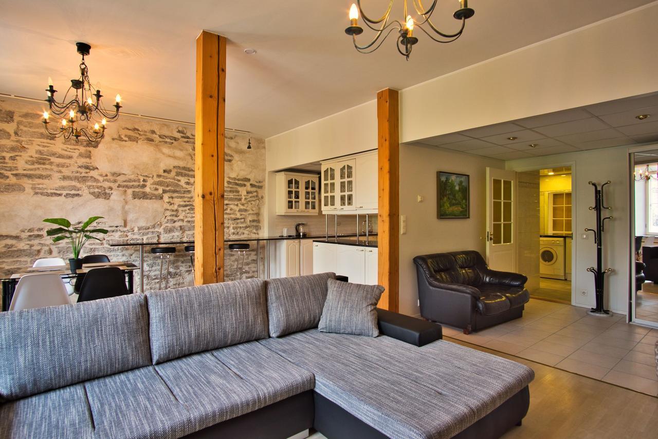 Dream Stay - Old Town Church View Apartment With Sauna Tallinn Bagian luar foto