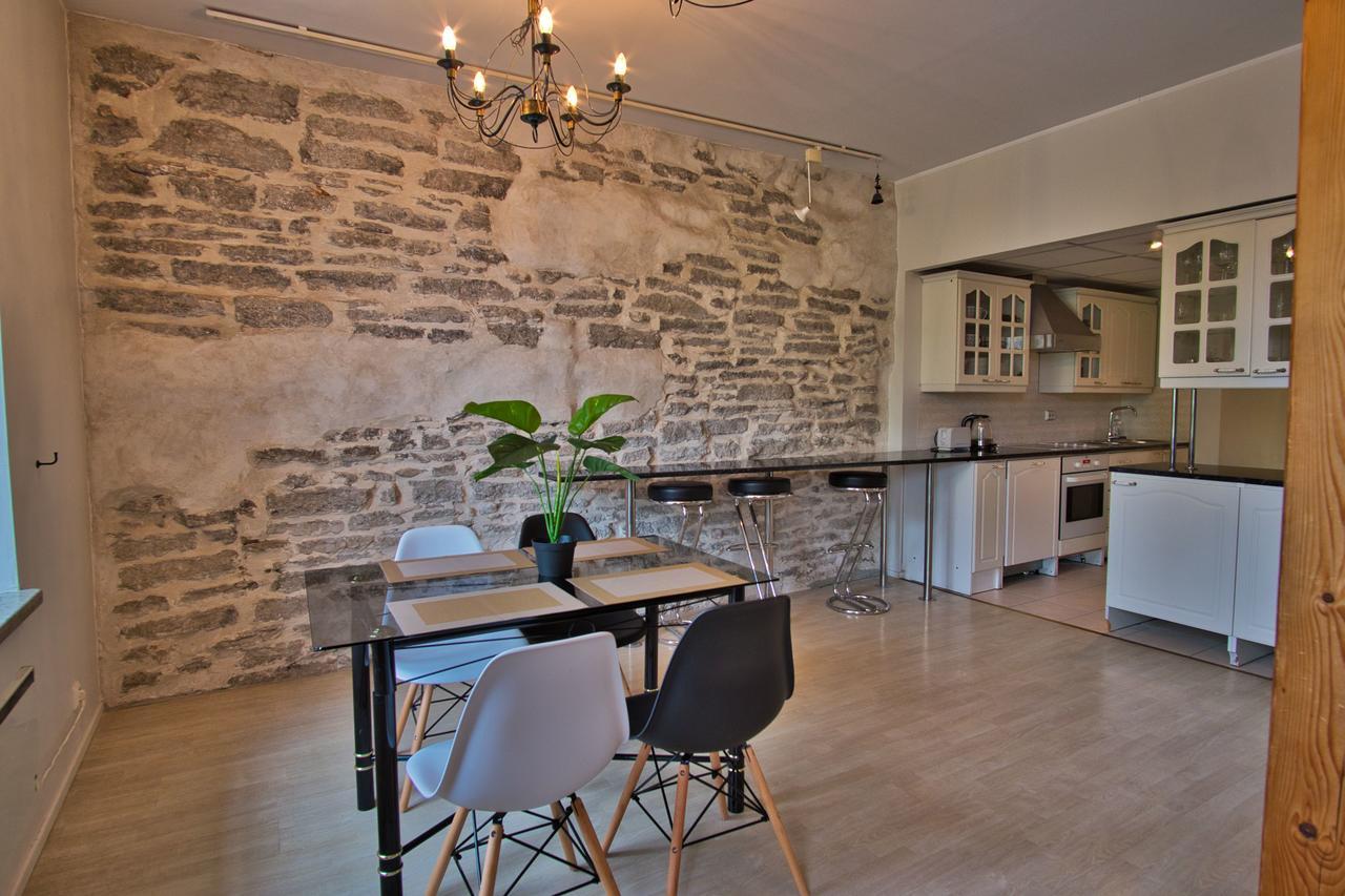 Dream Stay - Old Town Church View Apartment With Sauna Tallinn Bagian luar foto